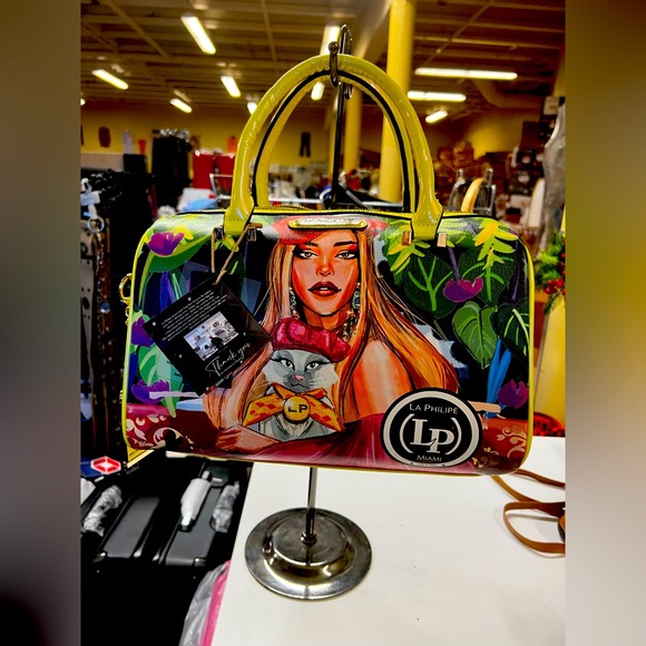 With brightly designed and posh brand-new La Philipe. - Picture 1 of 3